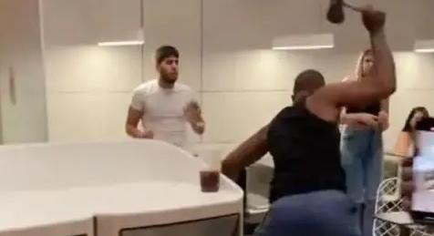 Sokkoló videó: baltával verekedett egy férfi egy McDonald's-ban
