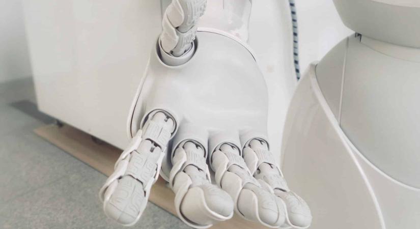 Hatalmas áttörés jöhet: A szeretteire hasonlító robotok visszahozhatják a családtagokat a halálból