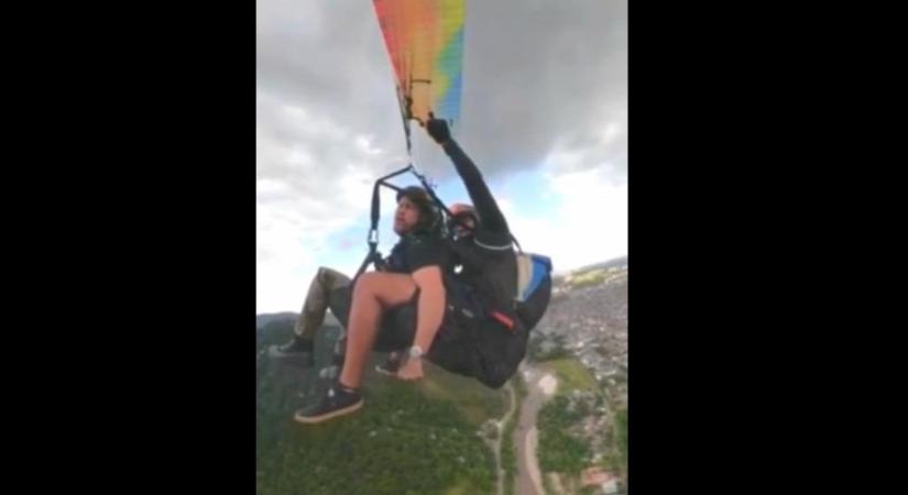 Rosszul lett a siklóernyőző turista a levegőben - videó