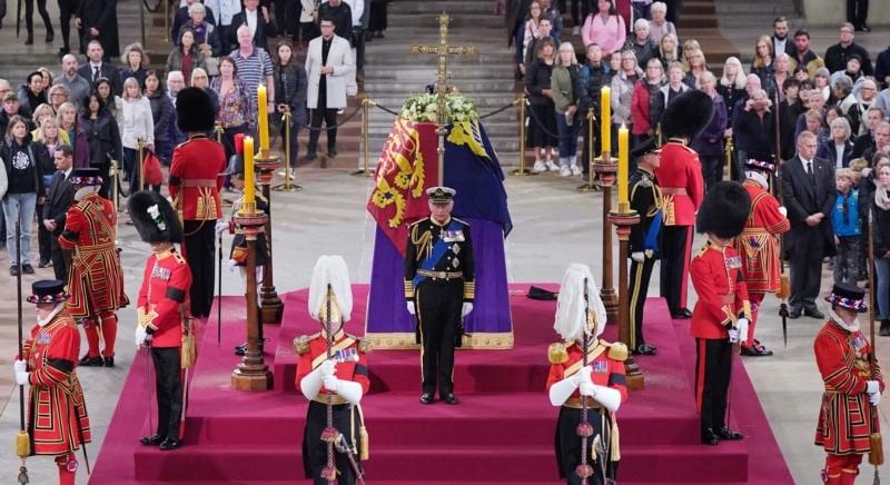 Eltemetik királynőjüket a britek, már most az évszázad eseményeként beszélnek a szertartásról