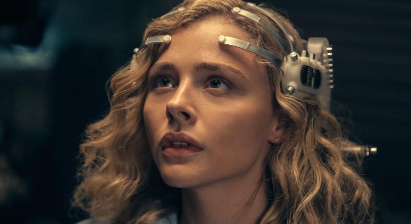 Amazon Prime Video: Látni kell a Kocka rendezőjének új sci-fi thriller sorozatát Chloë Grace Moretz-cel! (A periféria előzetes)