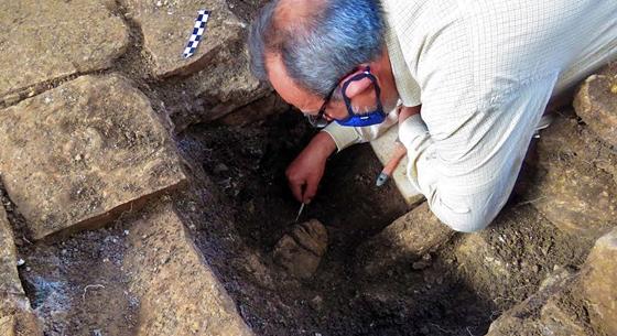 Több mint 3300 éves, sértetlen temetkezési barlangot találtak Izraelben