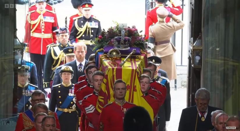 Megérkezett II. Erzsébet koporsója a westminsteri apátságba - Fotó