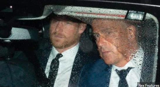 Harry herceg nem katonai egyenruhában érkezett II. Erzsébet temetésére