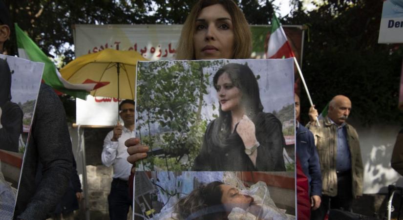 „Szerencsétlen incidensnek” nevezte az iráni rendőrség, hogy agyonvert egy hidzsáb nélküli nőt