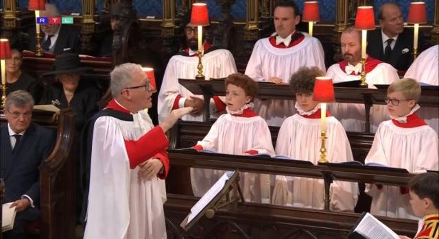 Videón a királynő temetésén éneklő kórista kisfiú, aki előadásával lett a net új sztárja