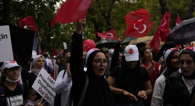Több ezren tüntettek az LMBTQ szervezetek betiltásáért Isztambulban