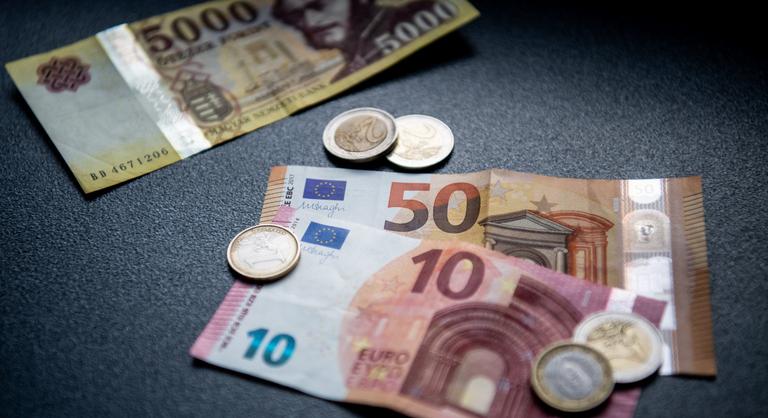 Erősödött a magyar fizetőeszköz, 400 forint alatt az euró