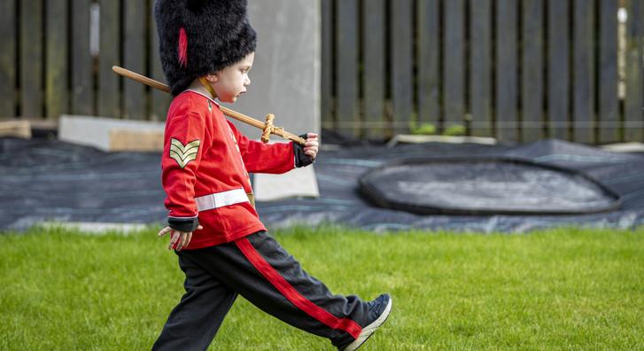 A királyi testőrség tagjának öltözve tiszteleg II. Erzsébet királynő előtt ez a 3 éves kisfiú