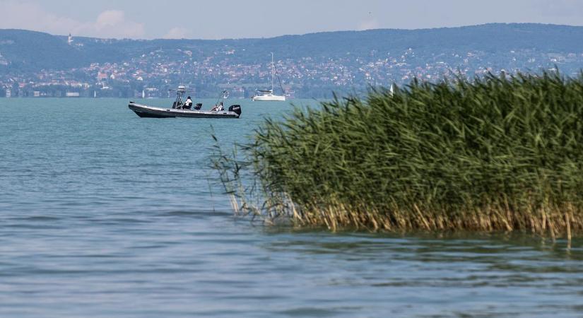 Veszélyben a Balaton? Drámaian csökken a magyar tenger vízszintje, az iszapban ragadtak a vitorlások