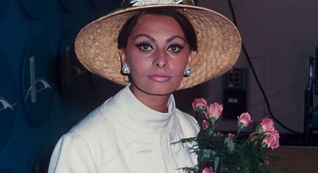 Hat éves korában bomba robbant mellette, később ő lett a legnagyobb bombázó – 88 éves Sophia Loren