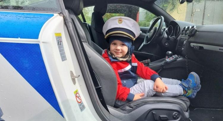 Győri kollégáink egy rendőrnek készülő kisfiúhoz látogattak el