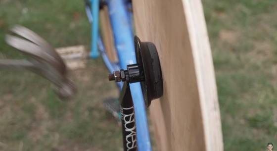 Fából vannak a kerekei ennek a biciklinek, de nem is ez a legmeghökkentőbb benne – videó