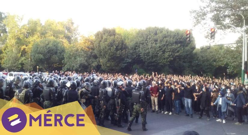 Tömegbe lőtt a rendőrség a fejkendőjéért megölt lány miatti demonstráción Iránban