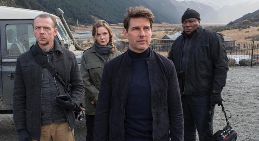 Tom Cruise 60 évesen siklóernyőzik a Mission: Impossible forgatásán - fotók