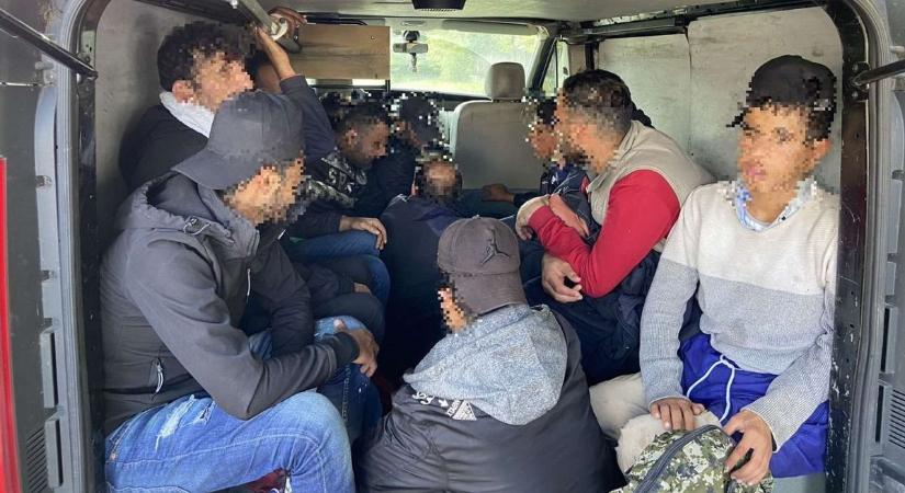 Olasz embercsempészt fogtak el a rétsági rendőrök, 14 migráns lapult az autójában