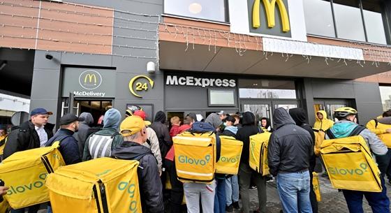 Videó: Futárok tömegei álltak sorban az újranyitó McDonald's előtt Kijevben