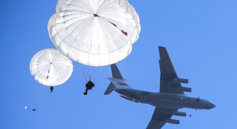 Orosz ejtőernyős ezredet irányítanak át Ukrajnába