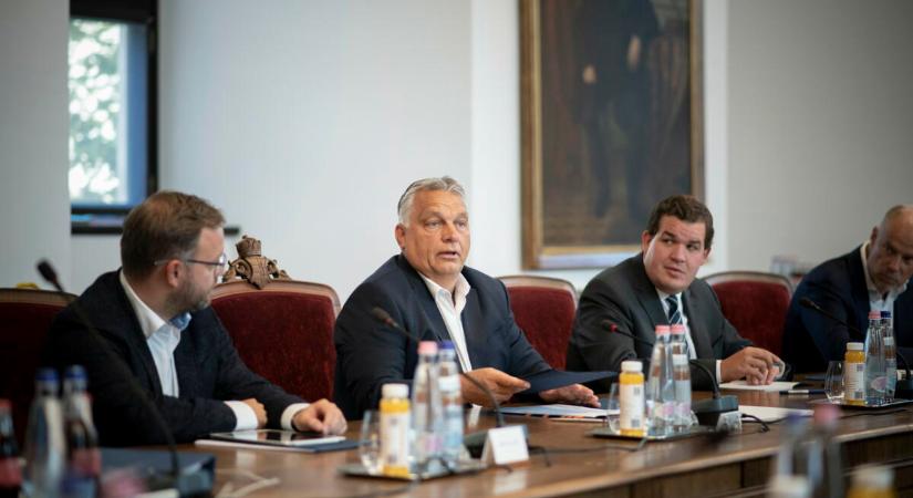 Orbán tájékoztatott, hogy ma is összeül a kormány, mivel a belga főváros elhibázta a szankciókat