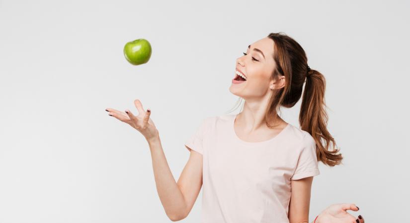 Segít a fogyásban az alma, ha így eszed