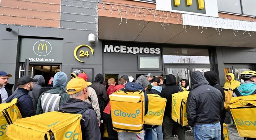 Futárok tömegei álltak sorban Kijevben az újranyitó McDonald's előtt (videó)
