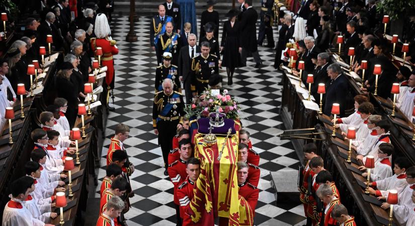 Kiakadt az internet népe a miniszterre, aki II. Erzsébet királynő temetésén szelfizett