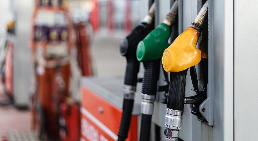 Változás a kutakon: csökken a benzin ára péntektől