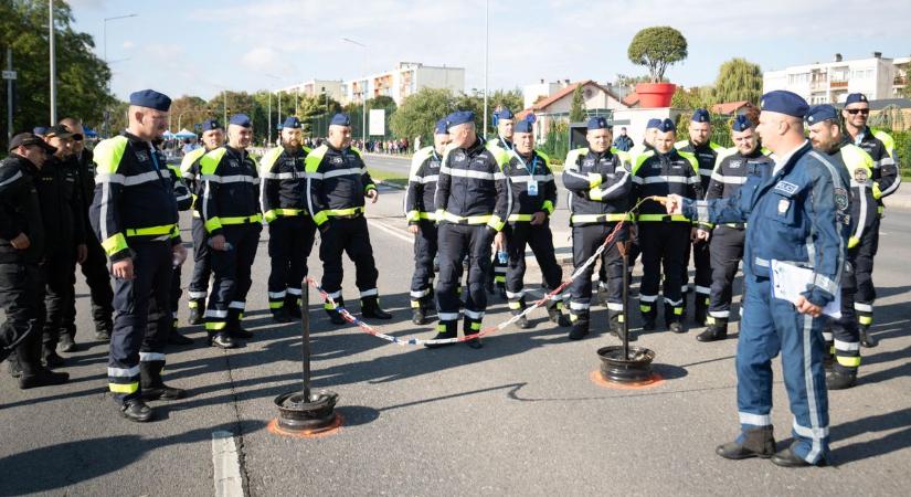 Csikorogtak a kerekek Tatán: rendőrök versenye miatt zárták le a Május 1. utat