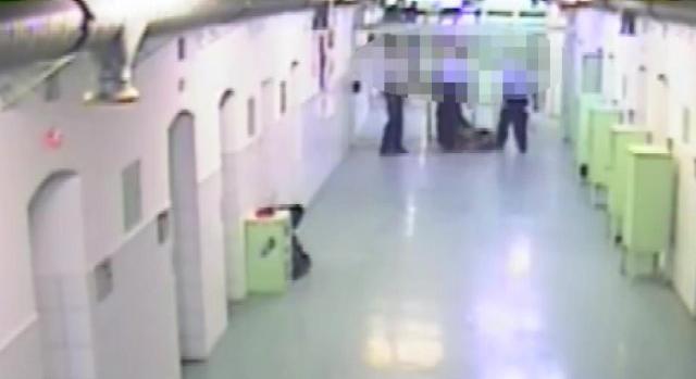Videón, ahogy az őrök megvernek egy rabot a sopronkőhidai börtönben