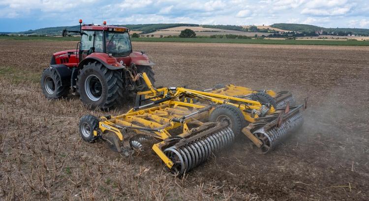 Ezek a Bednar talajművelő gépek érnek annyit a földeken, mint egy jó eső!