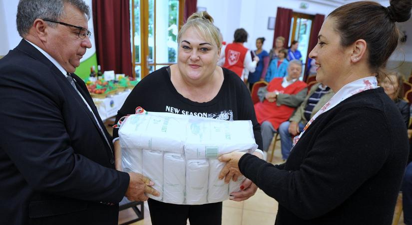 Több mint negyven mázsa lisztet osztottak szét a Bács-Kiskun megyei rászoruló családoknak