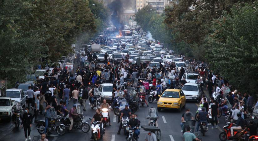 Már húsz városban törtek ki tüntetések Mahsza Amini halála miatt Iránban
