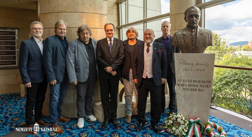 Vidnyánszky, Rátóti, Dörner és Hirtling megkoszorúzták Herczeg Ferenc szobrát a Nemzetiben