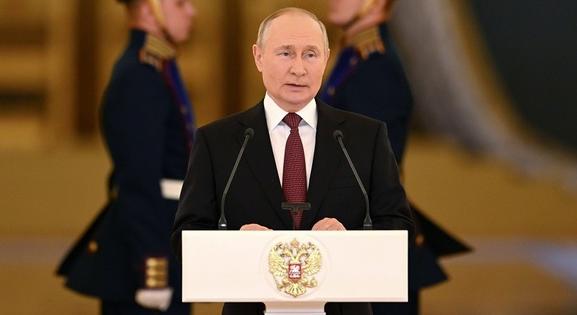 Putyint fel kellett turbózni, ezért halaszthatták el a beszédét