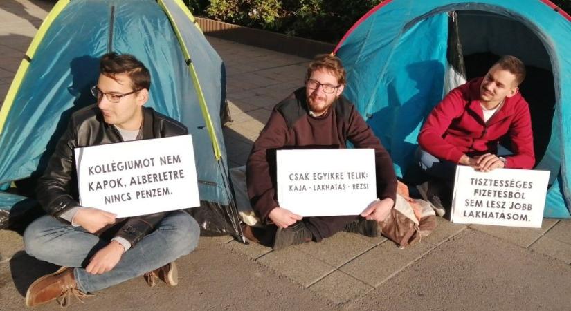 A lakhatási válság miatt akcióztak Győrben balodali fiatalok