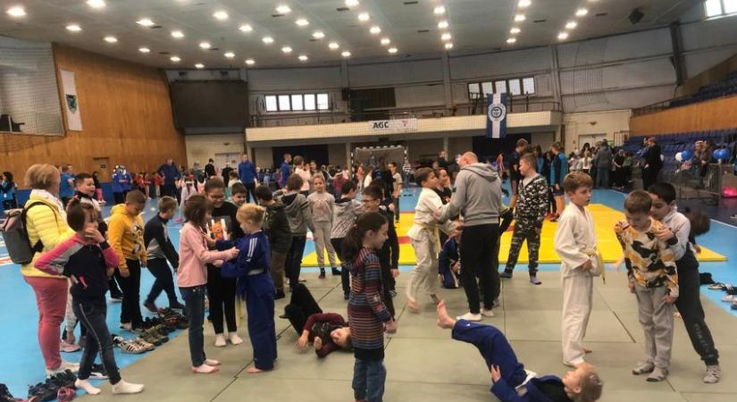 Majd 500 gyerek töltötte meg a tatabányai sportcsarnokot a TSC sportágválasztóján - fotók