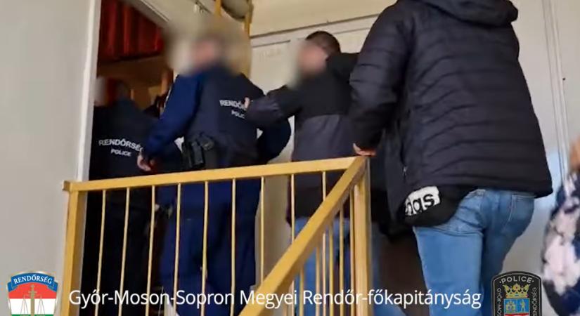 Videón mutatjuk, hogy fogta el a rendőrség az emberöléssel vádolt férfit Győrben