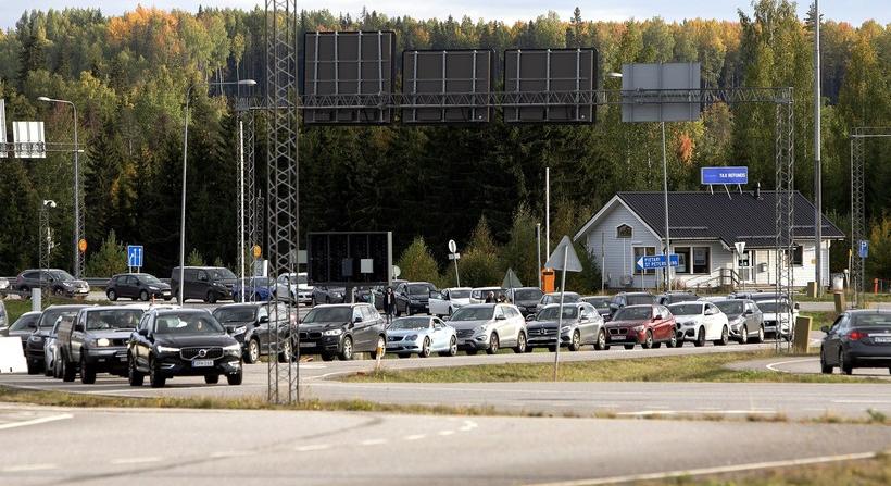 Továbbra is sok orosz állampolgár várakozik a finn határon