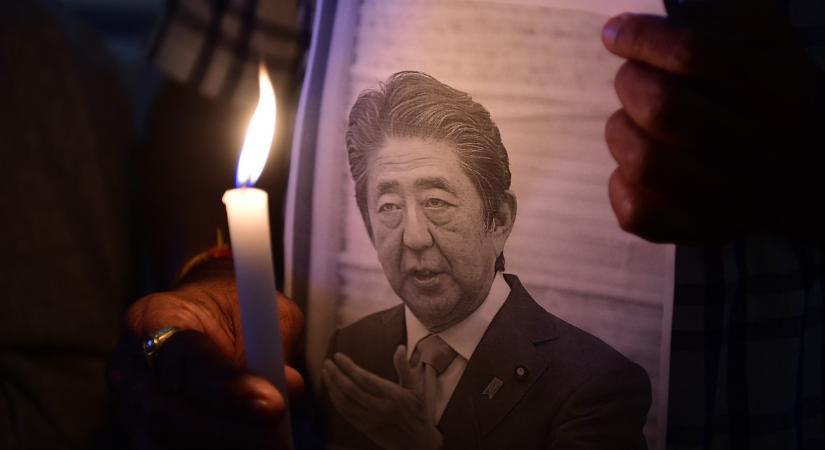 Abe Sinzó állami temetése ellen tiltakoztak Tokióban