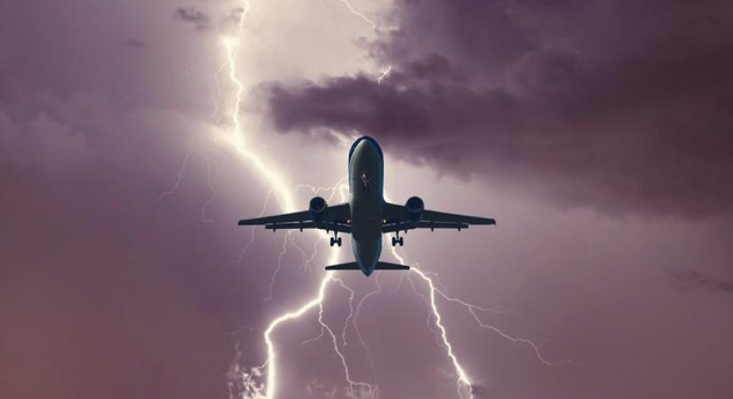 Az utasok már az életükért imádkoztak: ép ésszel felfoghatatlan, mi történt a repülővel, miután a levegőbe emelkedett - Videó