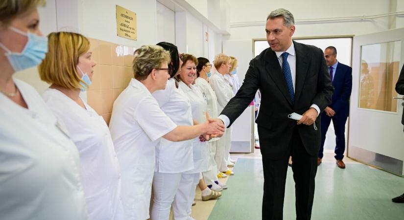 Átadták a makói kórház felújított belgyógyászati osztályát