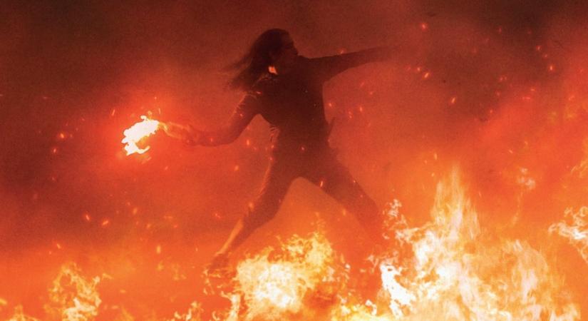 Mától a Netflixen: Erőszak, Molotov-koktélok és pánik az év egyik legintenzívebb filmjében (Athéné)