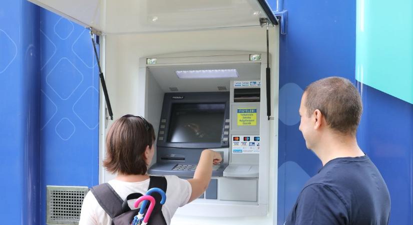 A lakók és az önkormányzat tiltakozására visszaállítja a bankautomatát a pénzintézet