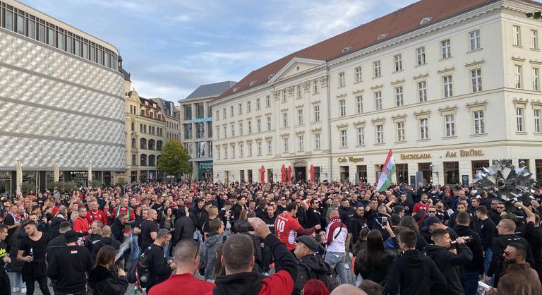 Így vonultak a magyar focidrukkerek a lipcsei stadionhoz