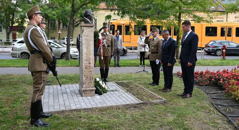 Teret avattak a világjáró magyar emlékére