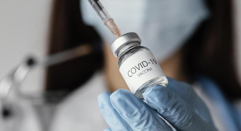 Újabb koronavírus-variánst azonosítottak: a jelenlegi vakcinák nem védenek ellene