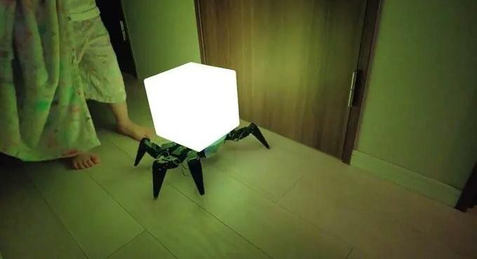Nem világos, miért, de a japánok pókrobottal kombináltak egy éjjeli lámpát, hogy szabadon mászkálhasson