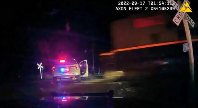 „Uramisten!” – videón, ahogy vonat üti el a rendőrautót, benne egy gyanúsítottal
