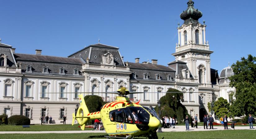 Légimentő helikopter landolt a kastélyparkban