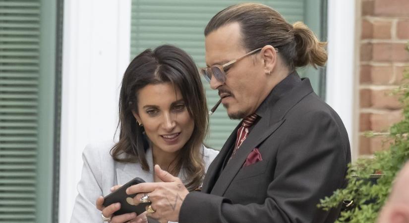 Johnny Depp az egyik ügyvédjével randizik